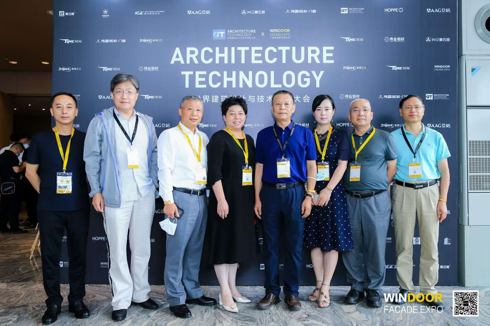 洪愛(ài)萍總經(jīng)理與業(yè)內(nèi)有關(guān)專家合影